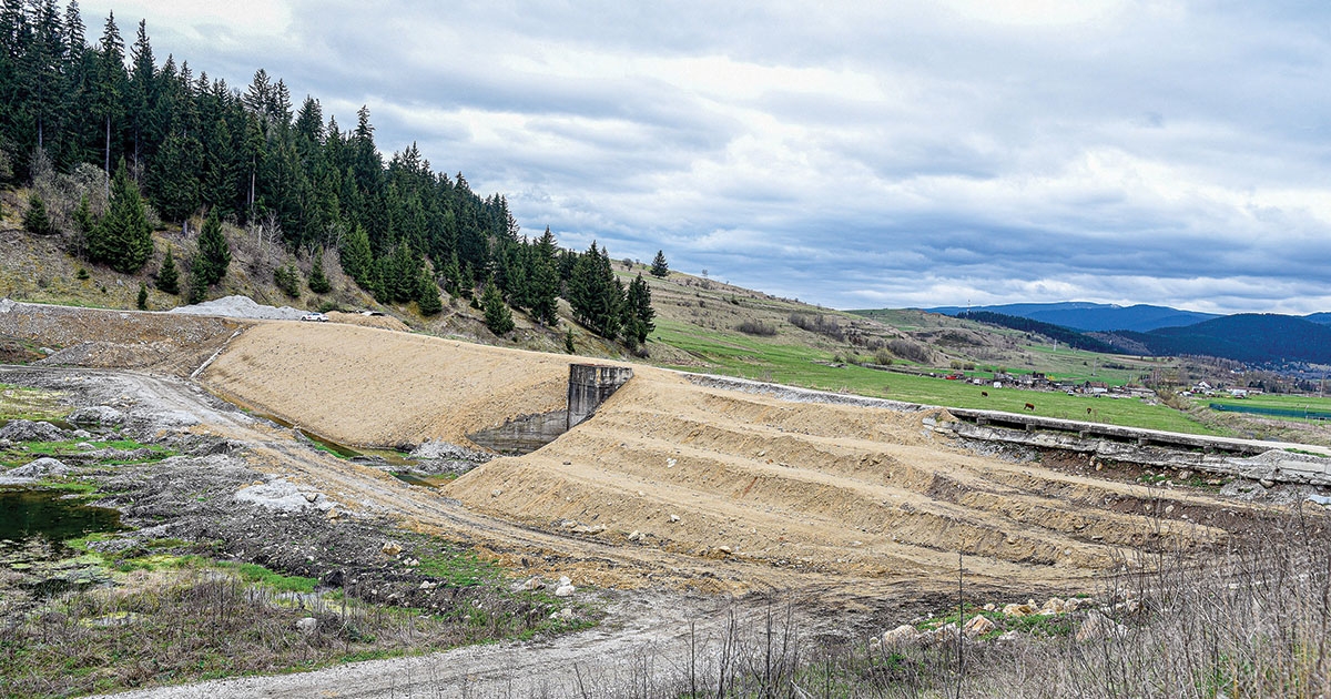 Szünetel a munka a Suta-tónál